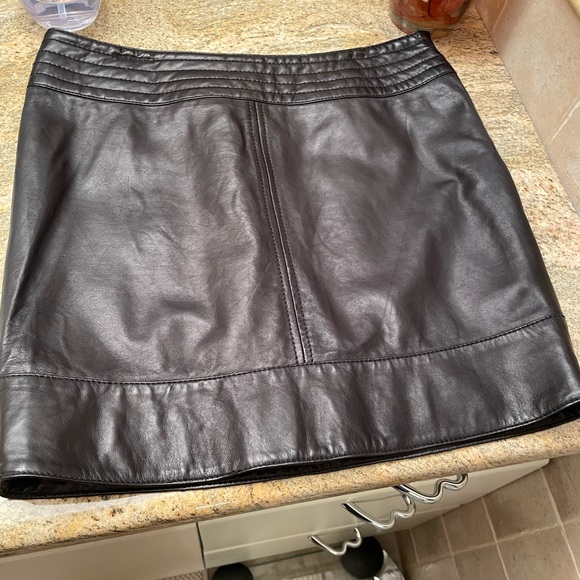 Soft sophisticated leather skirt - Picture 3 of 8